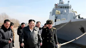 Kim Jong Un vizitează noua navă de război nord-coreeană, la trei luni după ce a criticat dur lansarea eșuată a unei alte nave