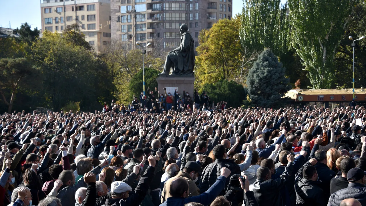 VIDEO Armenia fierbe, Azerbaidjanul se bucură, Rusia câştigă. Protestele continuă şi azi în Erevan