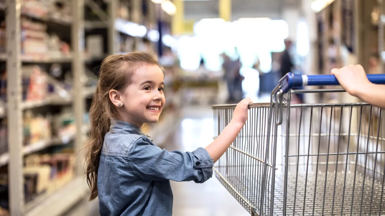 72% dintre părinți recunosc că ajung să cumpere ce le cer copiii la supermarket, chiar dacă nu voiau
