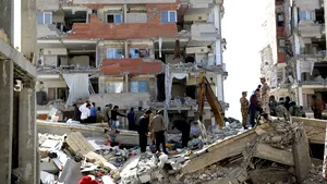 Cutremur de 7,3, la graniţa dintre Iran şi Irak: Peste 400 de morţi şi 7.000 de răniţi/ FOTO: Cum arată imaginile dezastrului