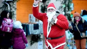REPORTAJ: Renii lui Moş Crăciun au umplut târgurile cu decoraţiuni, dulciuri apetisante şi bijuterii