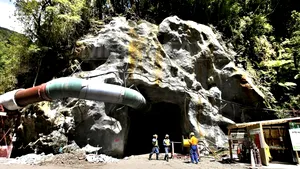 Patru mineri, scoşi în viaţă dintr-o mină din China după 36 de zile. VIDEO