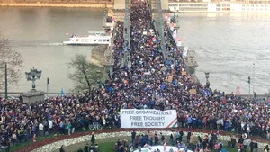 Mii de persoane au protestat la Budapesta faţă de influenţa în creştere a RUSIEI în Ungaria