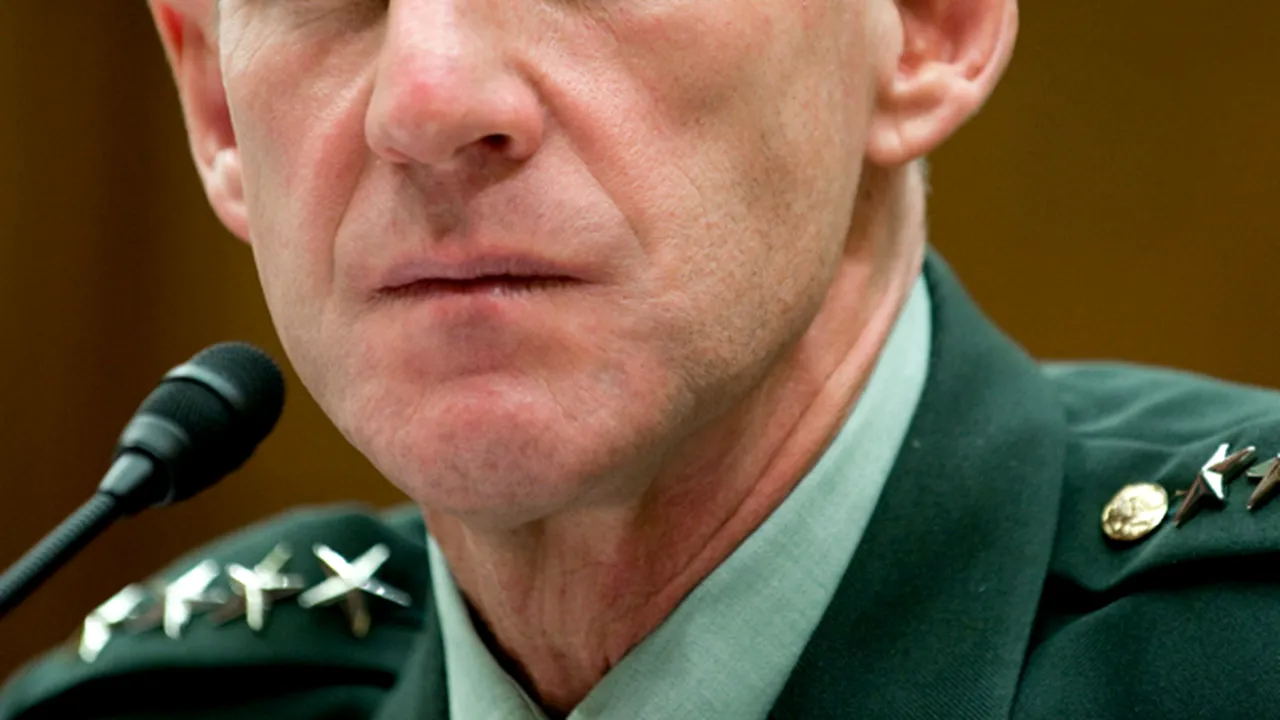 Stanley McChrystal îl ironizează pe Joe Biden şi se declară 