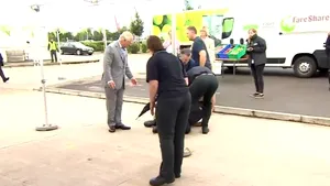 VIDEO Angajatul unui supermarket a leşinat chiar în faţa Prinţului Charles, în timpul unei discuţii cu membrul Casei Regale