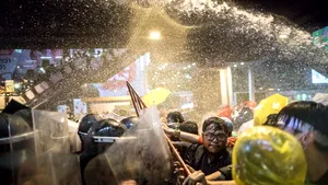 FOTO Violenţe în Bangkok. Poliţia thailandeză a folosit tunuri de apă asupra protestarilor