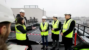 Proiect pilot: Panouri fotovoltaice la un bloc din Capitală. Energie pentru lifturi şi iluminatul scărilor