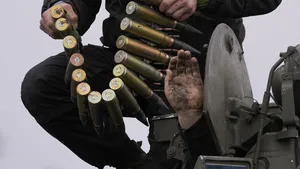 Ucraina reclamă metodele invadatorilor: ruşii folosesc muniţie de război interzisă