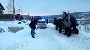 GALERIE FOTO Copil de 10 ani la spital, după ce a fost lovit de o maşină când se dădea cu sania, în Iaşi 