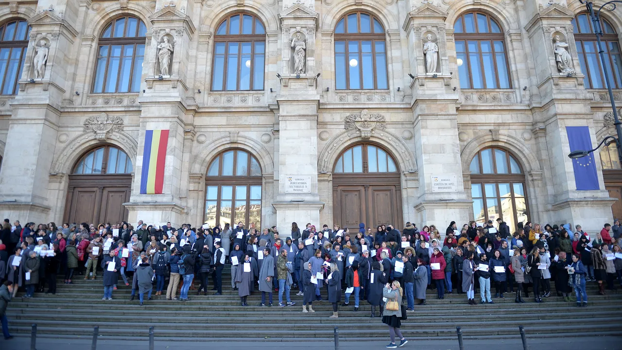 Asociaţiile de magistraţi condamnă manipulările politicienilor privind „abolirea” pensiilor de serviciu