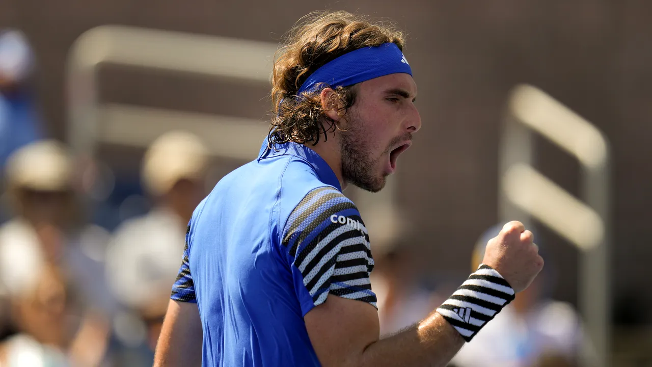 Tsitsipas îl învinge pe Khachanov la Paris şi ajunge la a 300-a victorie din carieră