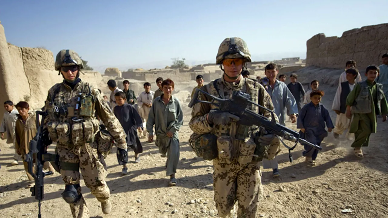 România ar putea trimite încă 600 de militari în Afganistan
