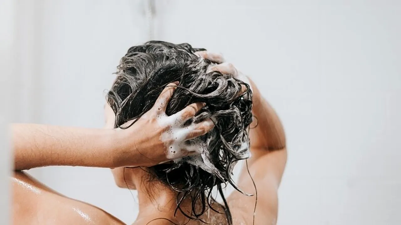 Care sunt cele mai eficiente șampoane antimătreață pentru un scalp echilibrat și o rutină de îngrijire fără griji? (P)