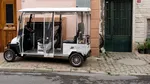 Sute de mașinuțe de golf au apărut pe străzile unui mare oraș european. Cât îi costă distracția pe turiști