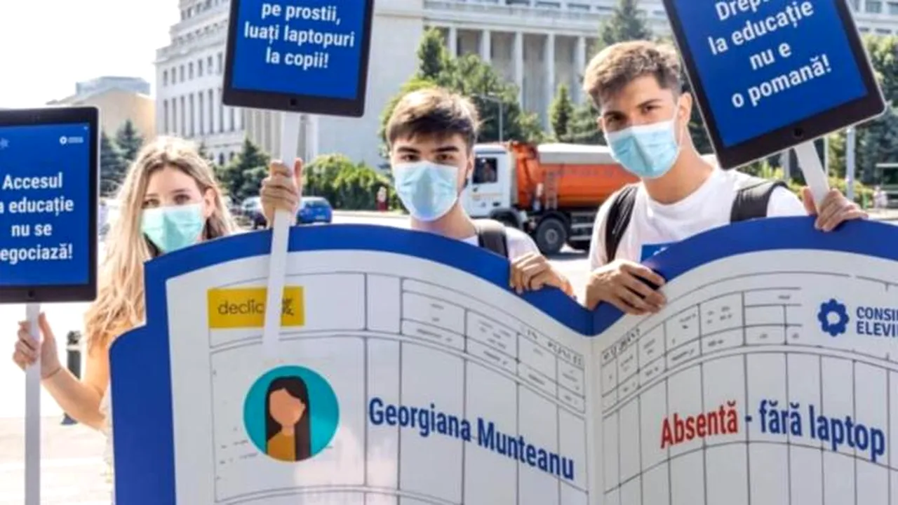 În timp ce unii elevi sunt în bănci, în prima zi de şcoală, alţii protestează în faţa Ministerului Educaţiei
