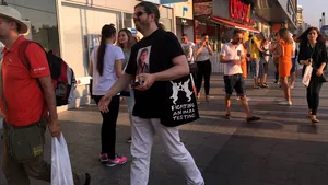 FOCUS: Candidaţii la parlamentare au ieşit în stradă la strâns de semnături -