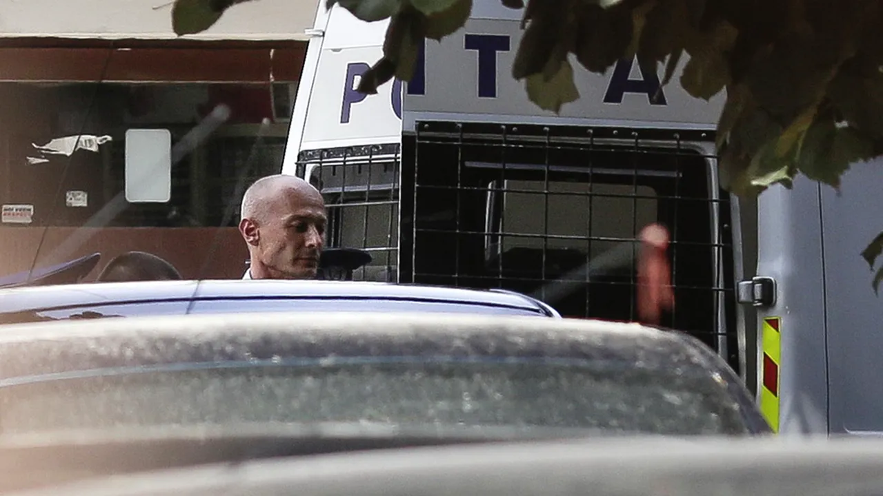 Viceguvernatorul BNR Bogdan Olteanu, reţinut joi noaptea pentru trafic de influenţă petrecut în 2008. DNA îl acuză că ar fi primit un milion de euro printr-un intermediar, la sediul unui partid politic