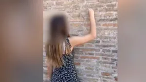 O turistă elveţiană a fost filmată în timp ce îşi grava iniţialele pe Colosseum
