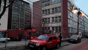 Incendiu PUTERNIC la un depozit de vopseluri din Capitală: Pompierii au intervenit cu 22 de autospeciale/ Bucureştenii, sfătuiţi să nu iasă din case | VIDEO
