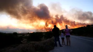 Pompierii români pleacă să stingă incendiile de pădure din Grecia. Primul contingent, la Attica