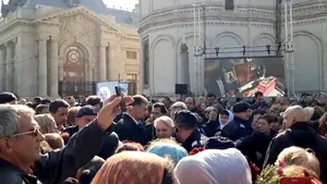 Doi PREMIERI s-au închinat la moaştele Sf. Dionisie. Dăncilă, cel demis, şi Orban, cel desemnat, pe aceeaşi scenă la Patriarhie