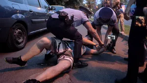 Incident bizar în Otopeni. Un poliţist a fost muşcat de burtă în timp ce încătuşa un individ