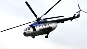Premierul a survolat unele zone înzăpezite cu un elicopter al MAI. Boc: Situaţia va reveni la normalitate după ninsori