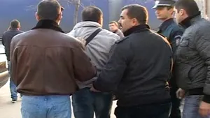 Operator TV lovit de un bărbat, lângă o secţie de votare din Drobeta Turnu Severin
