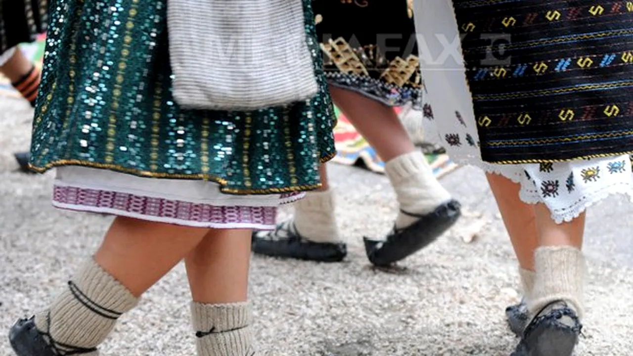 Ziua Portului Tradiţional, marcată în mai. Elevii învaţă despre costume, iar TVR promovează tradiţiile