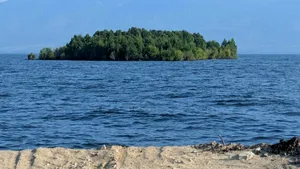 Mister pe un lac uriaș. O insulă a apărut din senin și apoi a dispărut