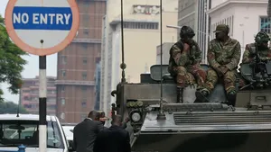 Zeci de mii de zimbabwieni au sărbătorit pe străzi înlăturarea preşedintelui Mugabe