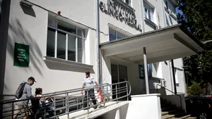 16 cadre medicale de la Spitalul Colentina şi alte 34 de la Spitalul Victor Babeş sunt infectate cu noul coronavirus