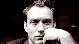 Jude Law a renunţat la tatuajul dedicat fostei soţii, de care s-a despărţit în urmă cu 17 ani FOTO