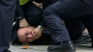 Protestele rare din China par să fi fost înăbuşite. Poliţia chineză a efectuat numeroare arestări / Restricţiile vor fi înăsprite