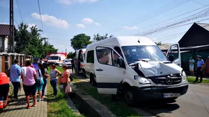 Microbuz cu 20 de persoane, implicat într-un accident în Prahova. 4 persoane, transportate la spital  | FOTO