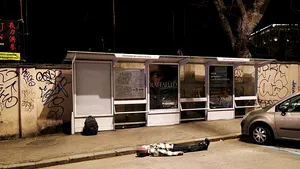 Momentul terifiant în care paramedicii italieni preiau un bărbat care s-a prăbuşit în staţia de autobuz din cauza Coronavirusului