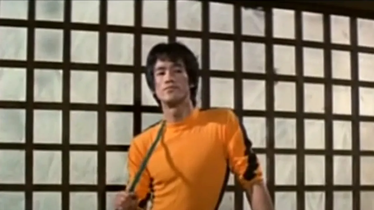 Combinezonul galben purtat de Bruce Lee în 