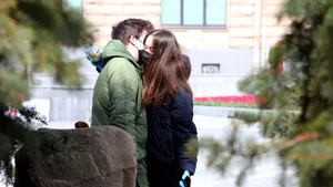 Nu numai vârstnicii pot face forme grave de COVID-19. Trei categorii majore de risc în rândul tinerilor