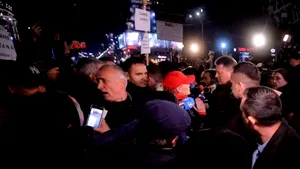 A şasea zi de PROTESTE în Piaţa Universităţii: Peste 1000 de persoane au ieşit în stradă. Preşedintele Klaus Iohannis a fost în Piaţă. Oamenii au scandat 