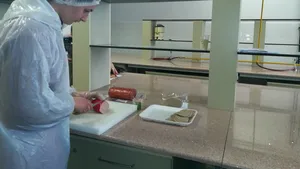 O invenţie românească: Şrot de cătină în loc de nitrit, folosit într-un parizer din carne de porc care înlocuieşte complet aditivul cancerigen