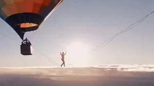 Desculţ, deasupra norilor. Un bărbat merge pe sârmă la 1.900 de metri altitudine VIDEO