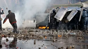 VIOLENŢE ÎN UCRAINA: Manifestanţii au luat cu asalt sediile administraţiei şi poliţiei din Liov. Protestatarii au preluat controlul asupra unor depozite de arme