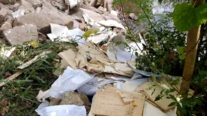 Situaţie de necrezut în Sălaj. Registre de consultaţii medicale ale locuitorilor dintr-o comună, aruncate din greşeală | FOTO