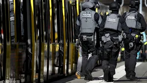 Atac ARMAT în Olanda | UPDATE: Presupus incident terorist, după ce doi indivizi au deschis focul într-un tramvai/ Cel puţin un mort, mai mulţi răniţi