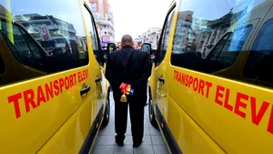 Un copil de nouă ani a fost lovit de un microbuz de transport elevi