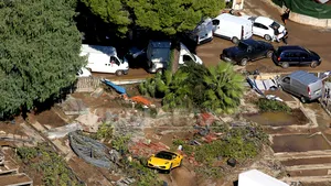 Franţa declară stare de CATASTROFĂ din cauza inundaţiilor: Zeci de mii de case, fără electricitate - VIDEO