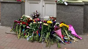 Ucrainenii au depus flori la Ambasada Marii Britanii, în memoria Reginei Elisabeta a II-a