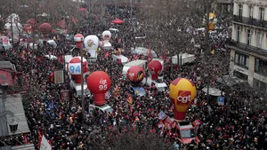 Peste un milion de participanţi la protestele din Franţa. Guvernul vrea noi dezbateri cu sindicatele