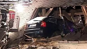 Au urmat cu sfinţenie GPS-ul şi au intrat cu maşina într-o biserică - FOTO