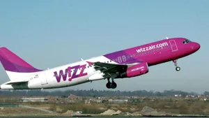 Un pasager a încercat să pătrundă cu forţa în cabina de pilotaj a unui avion Wizz Air. Ruta a fost modificată